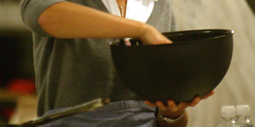 Vrouw jaagt zeer jonge overvallers met pan het huis uit