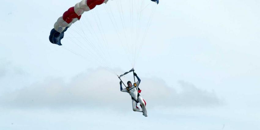 foto van Parachutist gewond bij landing | Archief fbf