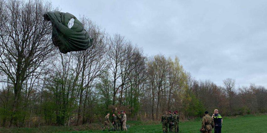 Parachutist uit Noorwegen landt in Drentse boom