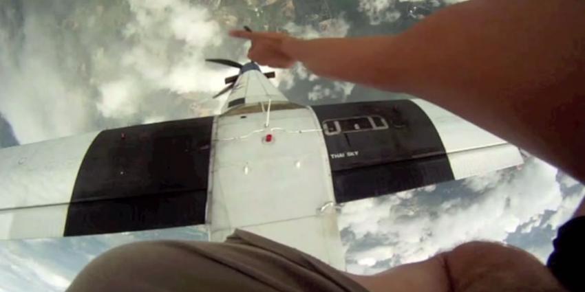 Bijna botsing tussen skydivers en vliegtuig