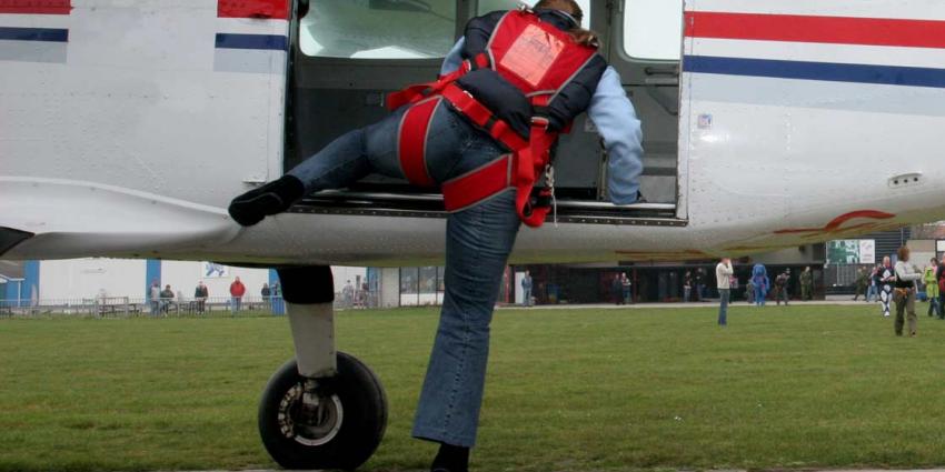 Parachutist zwaargewond na sprong