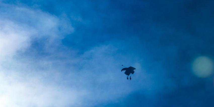 Mariniers aan parachutes