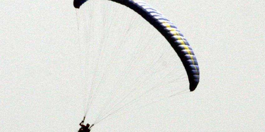 Paragliders gewond na crash in duinen Zoutelande