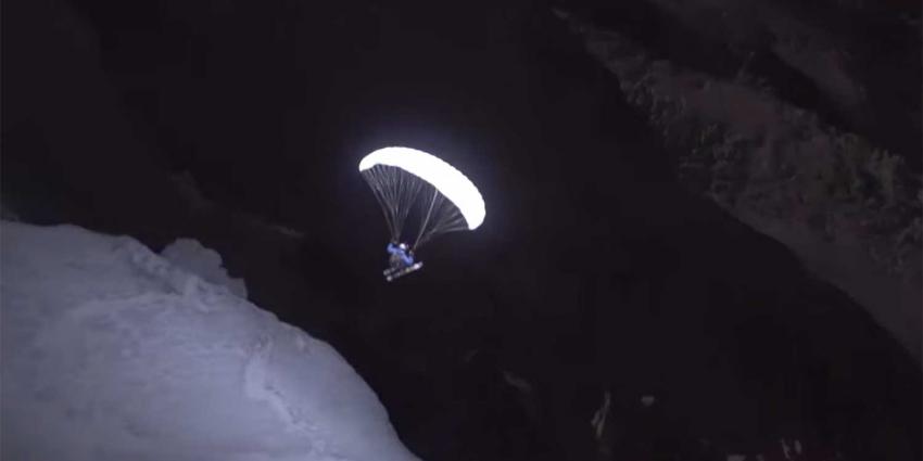 Spectaculaire nachtelijke afdaling verlichte paraglider van Mont Blanc
