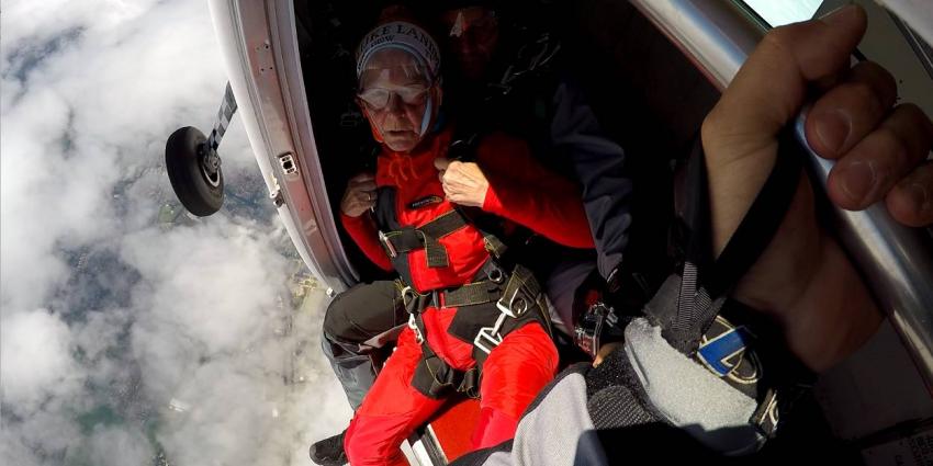 80-jarige dame maakt parachutesprong met commando’s