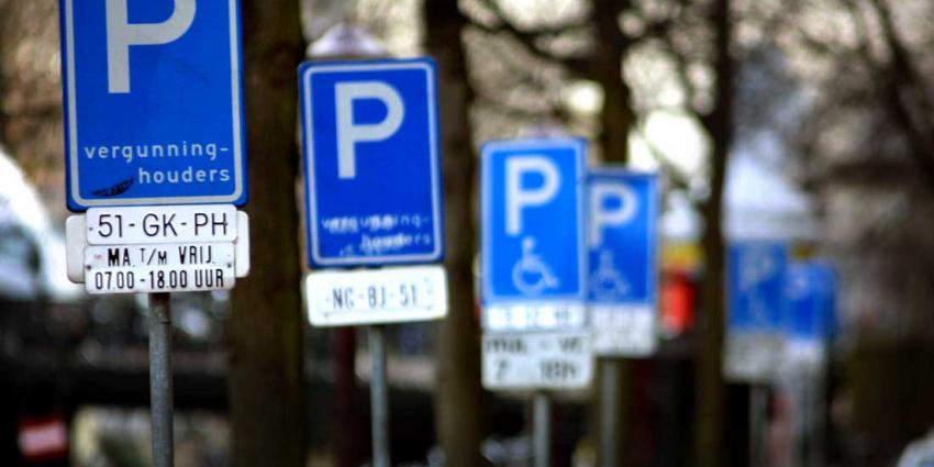 Aanhoudingen waaronder ambtenaren in fraudeonderzoek invalidenparkeerkaarten