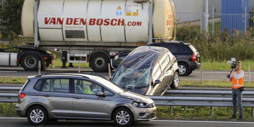 Over de kop en achterstevoren op vangrail bij ongeval 