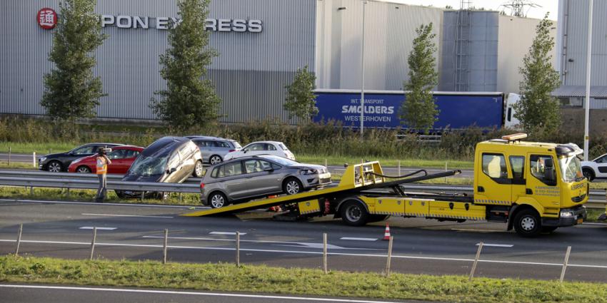 Over de kop en achterstevoren op vangrail bij ongeval 