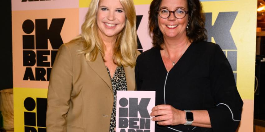 Linda de Mol overhandigt eerste exemplaar van het boek ‘Ik ben Arm’ aan staatssecretaris Mw. Tamara van Ark