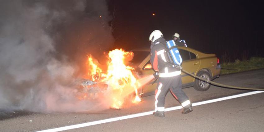 Personenauto vliegt op A37 spontaan in brand 