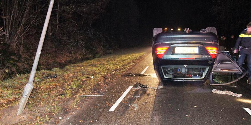 Auto over de kop in Klazienaveen