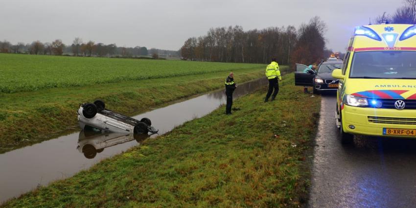 Auto te water en hulpdiensten ter plaatsen