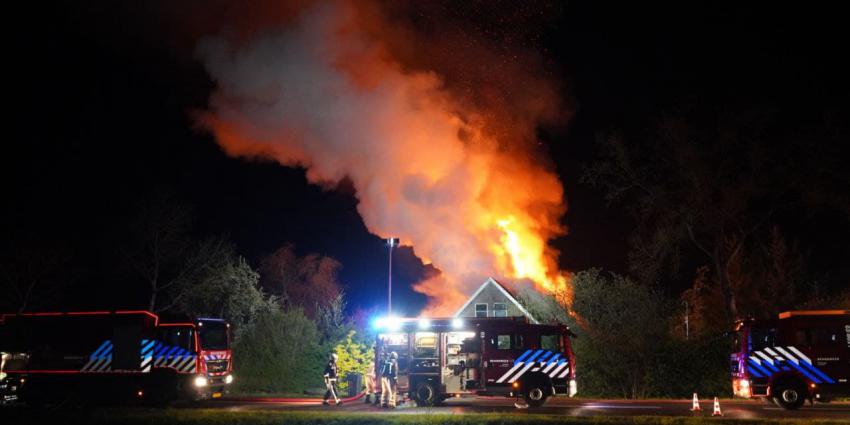 vlammen slaan uit woonboerderij