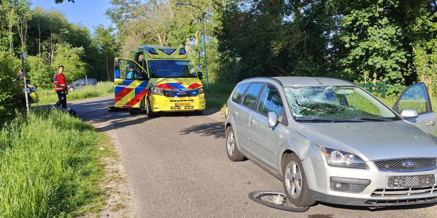 Zwaar beschadigde auto en fiets