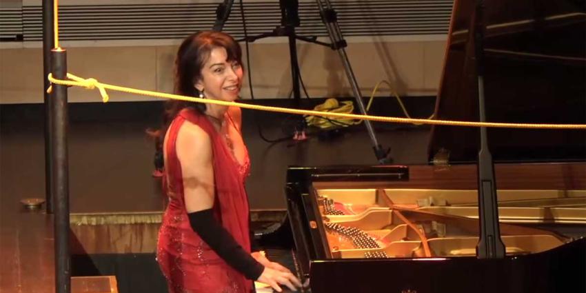 Pianiste weet 'afgang' toch komisch op te lossen