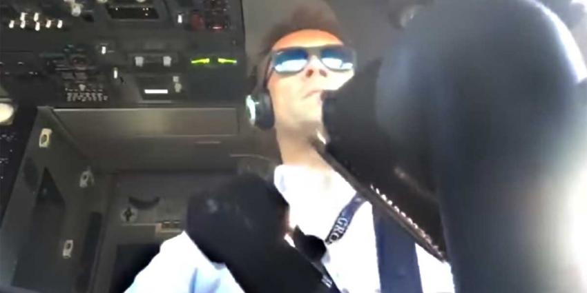 Hard werken voor piloot in cockpit tijdens landing in storm