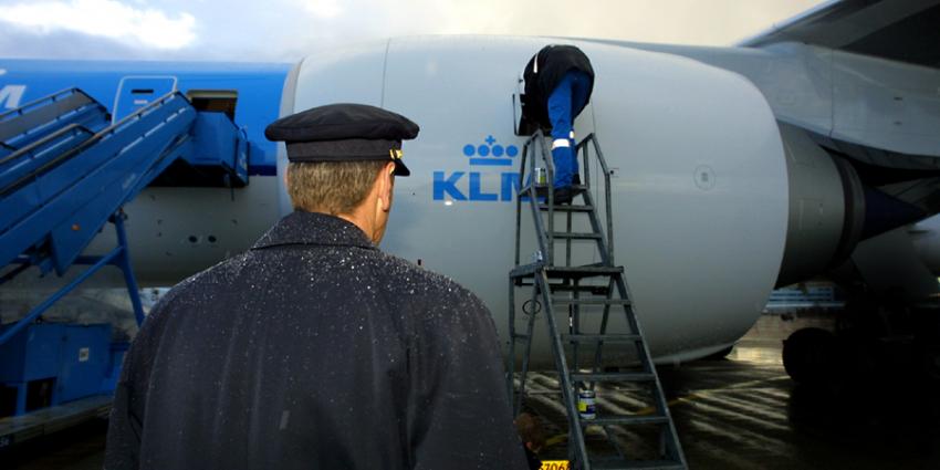 KLM gaat 700 miljoen bezuinigen, geen nieuw cabinepersoneel erbij