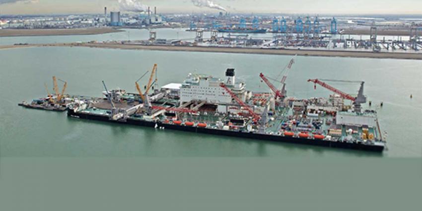 Grootste werkschip ter wereld vaart haven Rotterdam uit voor tests