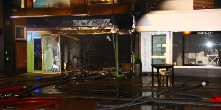 Pizzeria in Emmen brandt volledig af na explosie 