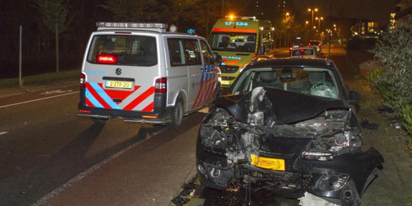 Auto zwaar beschadigd na frontale botsing met lantaarnpaal 