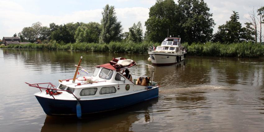 Milieu-inspecteurs waterschap Fryslân gaan op zoek naar verboden bootverf