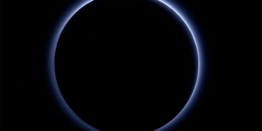 Wetenschappers vinden ijswater en blauwe luchten op Pluto