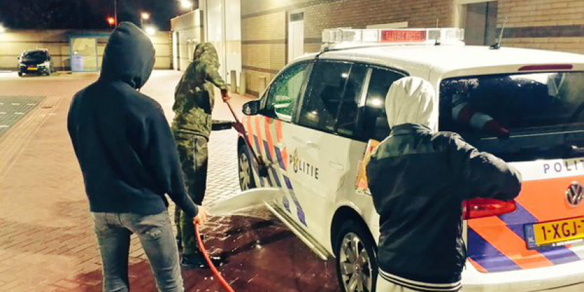 Jongens moeten voor straf politieauto&#039;s wassen