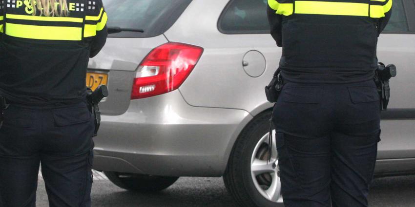 Politie vindt seksspeeltje met ingelegde diamanten en drugs in auto