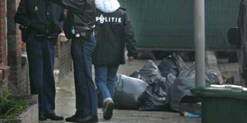 Foto van agenten bij woning | Archief EHF