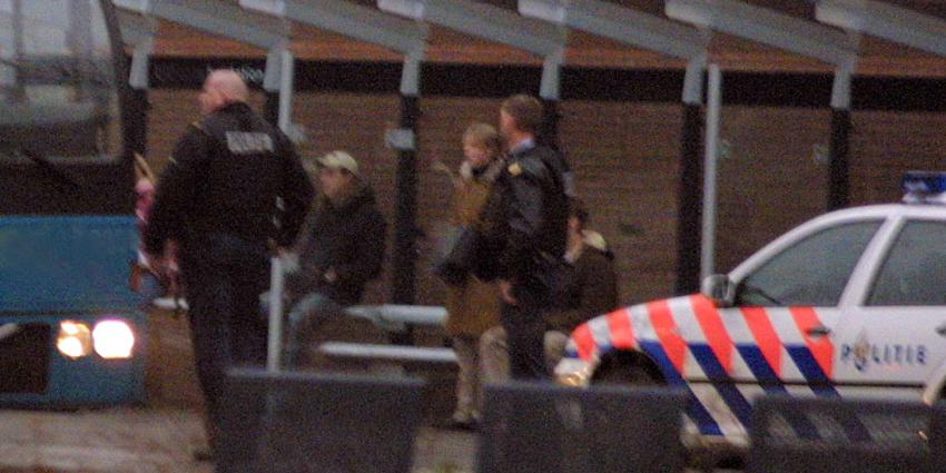 AT stormt stadsbus binnen en pakt met men vuurwapen op