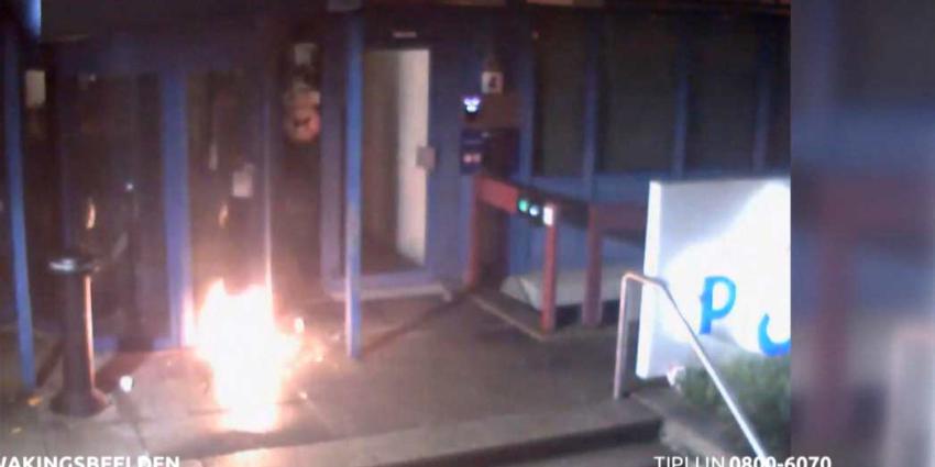 Man gooit molotovcocktail naar politiebureau