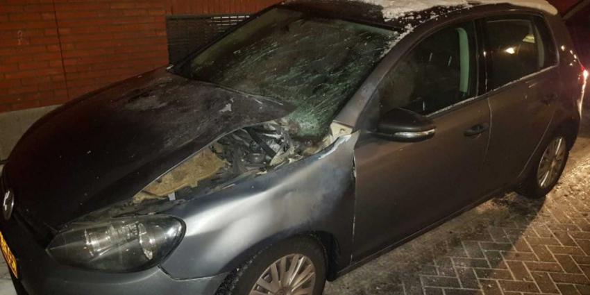 Politieauto zwaar beschadigd met vuurwerk tijdens drugsinval woning Helmond