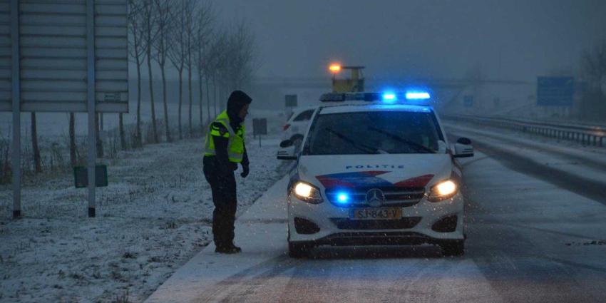 politieauto-gladheid-snelweg