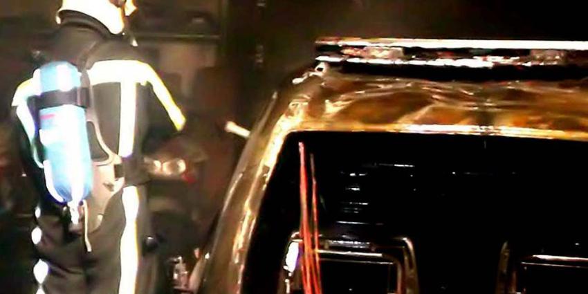 Auto's, waaronder politieauto, in brand gestoken in Hoofddorp