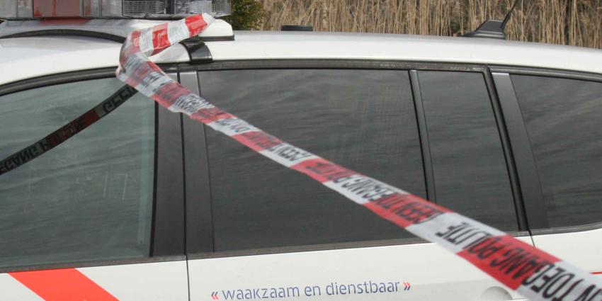 Op Terschelling heeft een ' kandidaat-raadslid ' van de PvdA de ruiten van een politieauto eruit geslagen. Dat stellen getuigen tegen Omrop Fryslân.