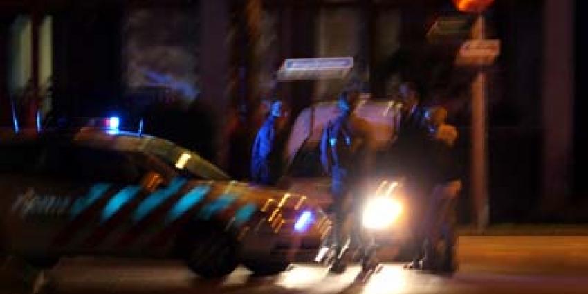 Foto van politieauto en verdachten in donker | Archief EHF