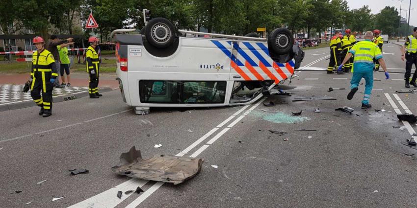 Politiebusje slaat over de kop in Oosterhout 