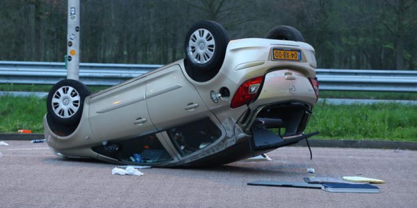 Auto op zijn kop bij eenzijdig ongeval bij pompstation langs A2 