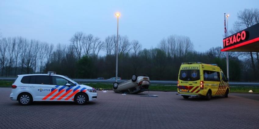 Auto op zijn kop bij eenzijdig ongeval bij pompstation langs A2 