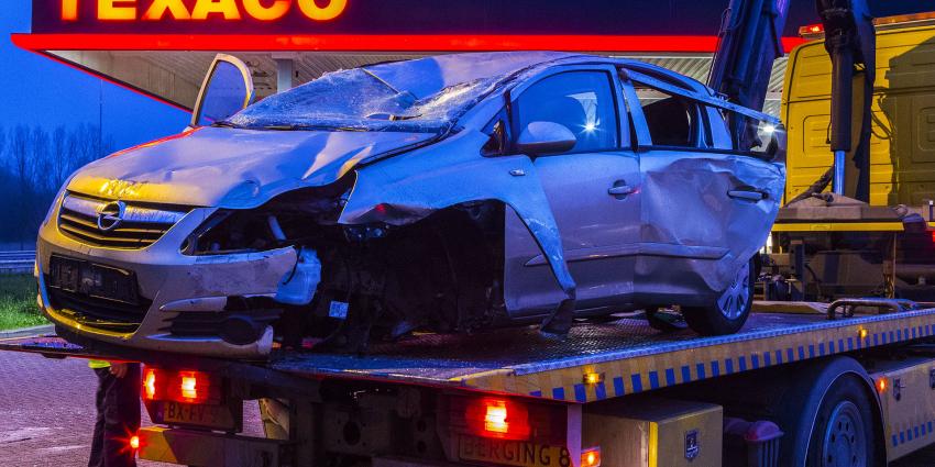 Auto op zijn kop bij eenzijdig ongeval bij pompstation langs A2 