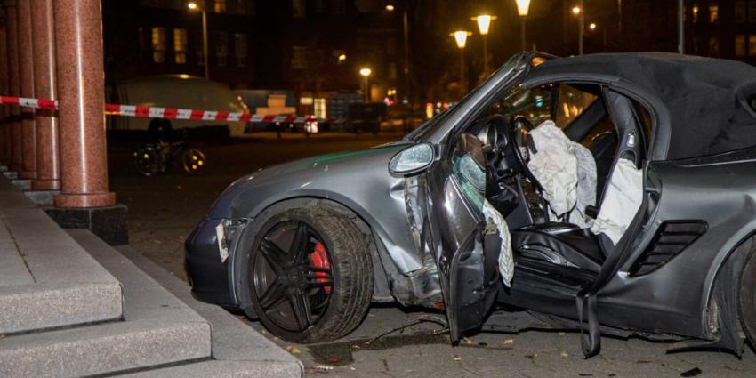 Porsche rijdt boom omver bij ongeval