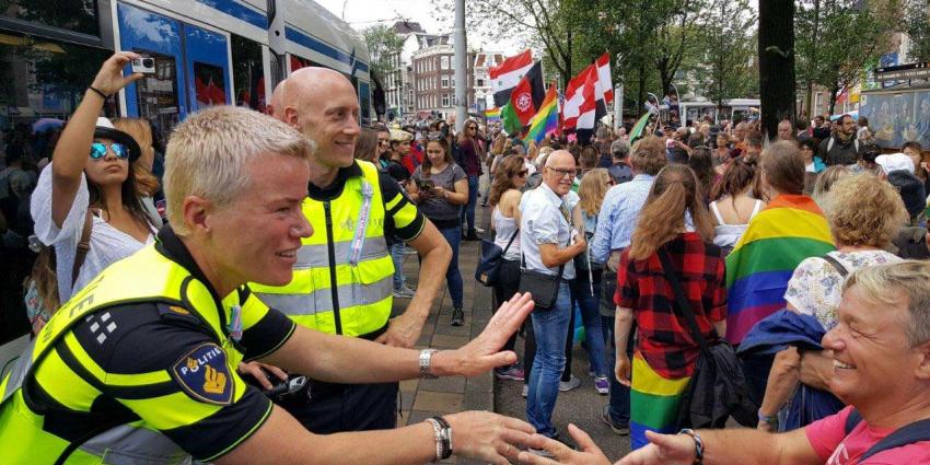Duizenden mensen liepen Pride Walk door hartje Amsterdam