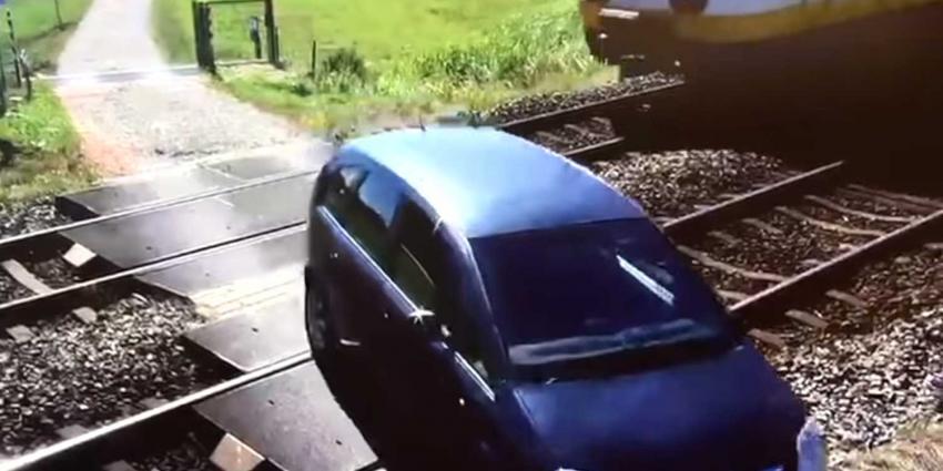 ProRail toont video waar auto nipt aan trein ontsnapt