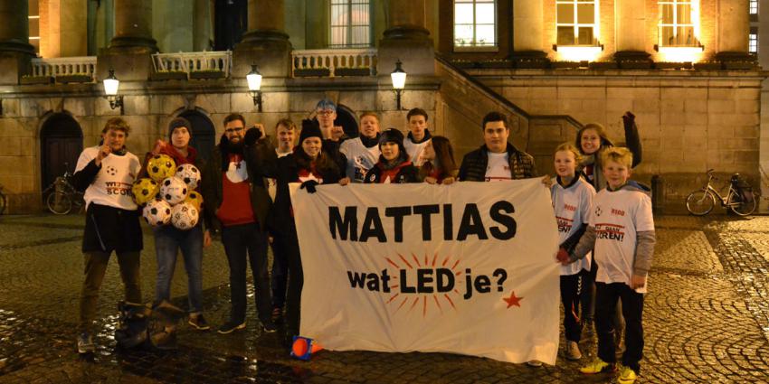 Actie van jongeren voor verlichting voetbalveld Beijum