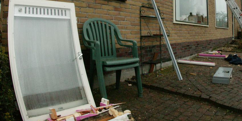 Man gooit ramen woningen in Prins Hendrikstraat in Alkmaar