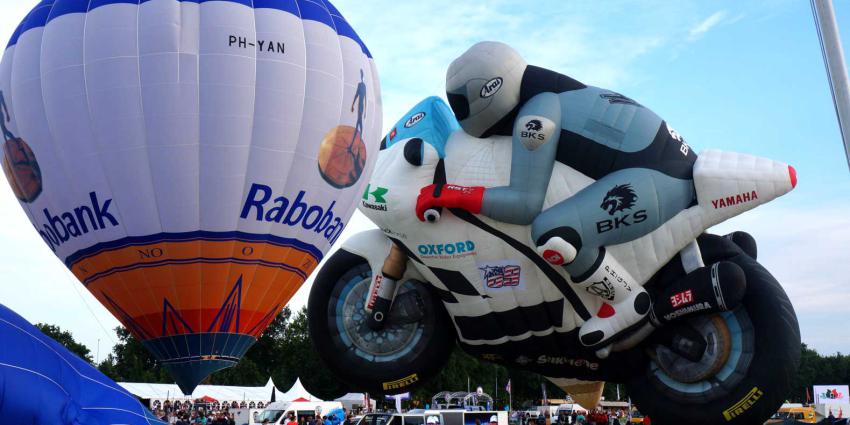 Reusachtige racemotor stijgt op in Joure