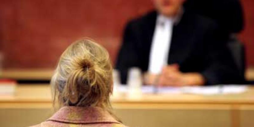 Foto van vrouwelijke verdachte in rechtbank | Archief EHF