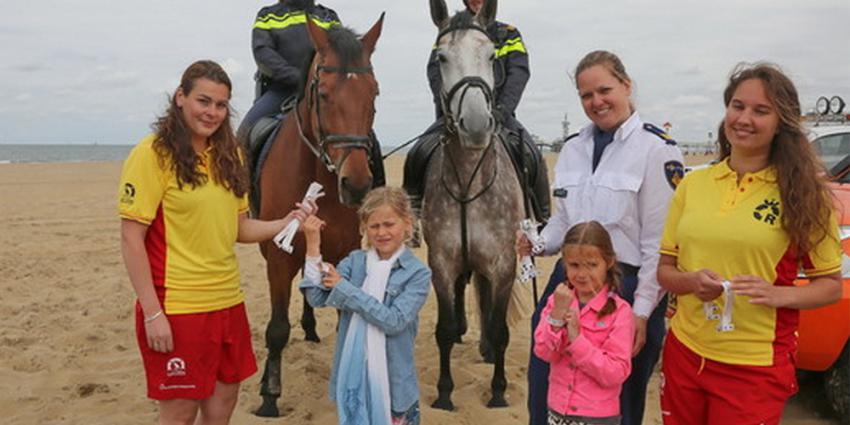 Actie met uitdelen 06-polsbandjes voor kinderen op strand van start gegaan