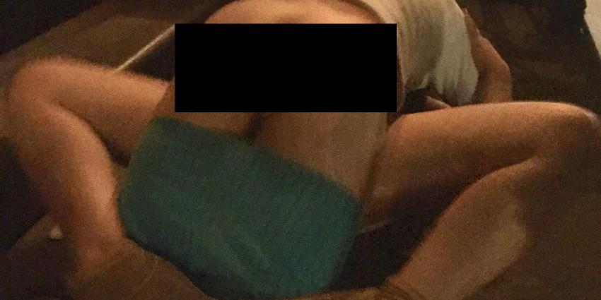 Stel gaat van bil op straat in Amsterdam