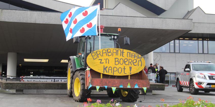 Boerenprotest voor provinciehuis